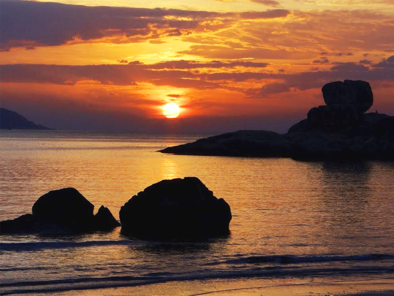 Hòn Chồng nằm ở đâu và cách di chuyển đến tham quan?