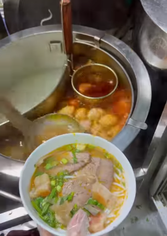  Bún bò Mai - Tô bún bò ngon và giá rẻ ở hẻm Tô Hiến Thành