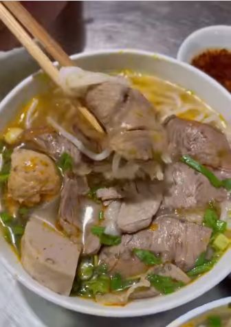  Bún bò Mai - Tô bún bò ngon và giá rẻ ở hẻm Tô Hiến Thành
