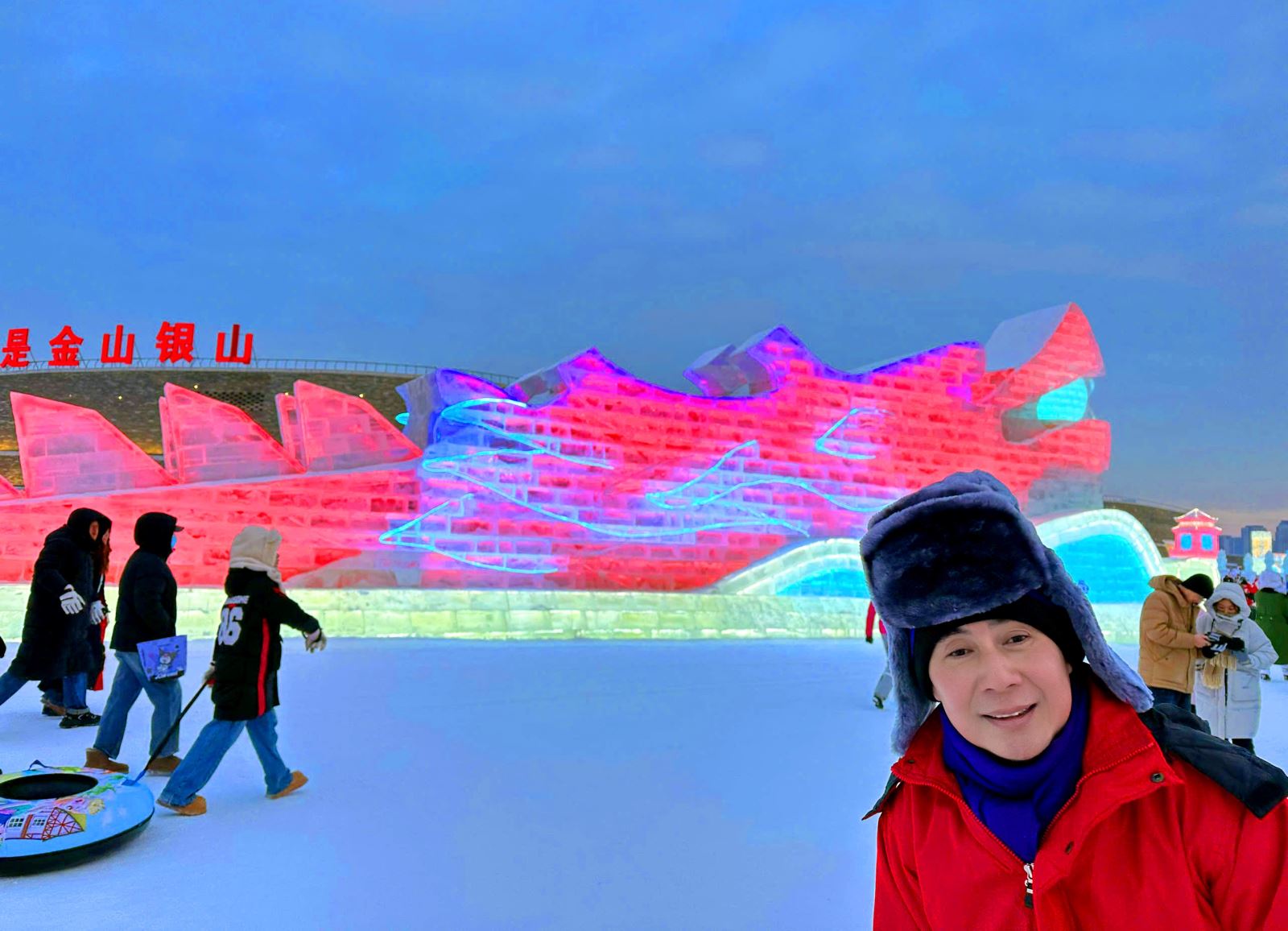 Ngày đầu tiên tới Sri Lanka, anh đã được một chàng trai bản xứ hướng dẫn cách ăn bốc bằng tay.