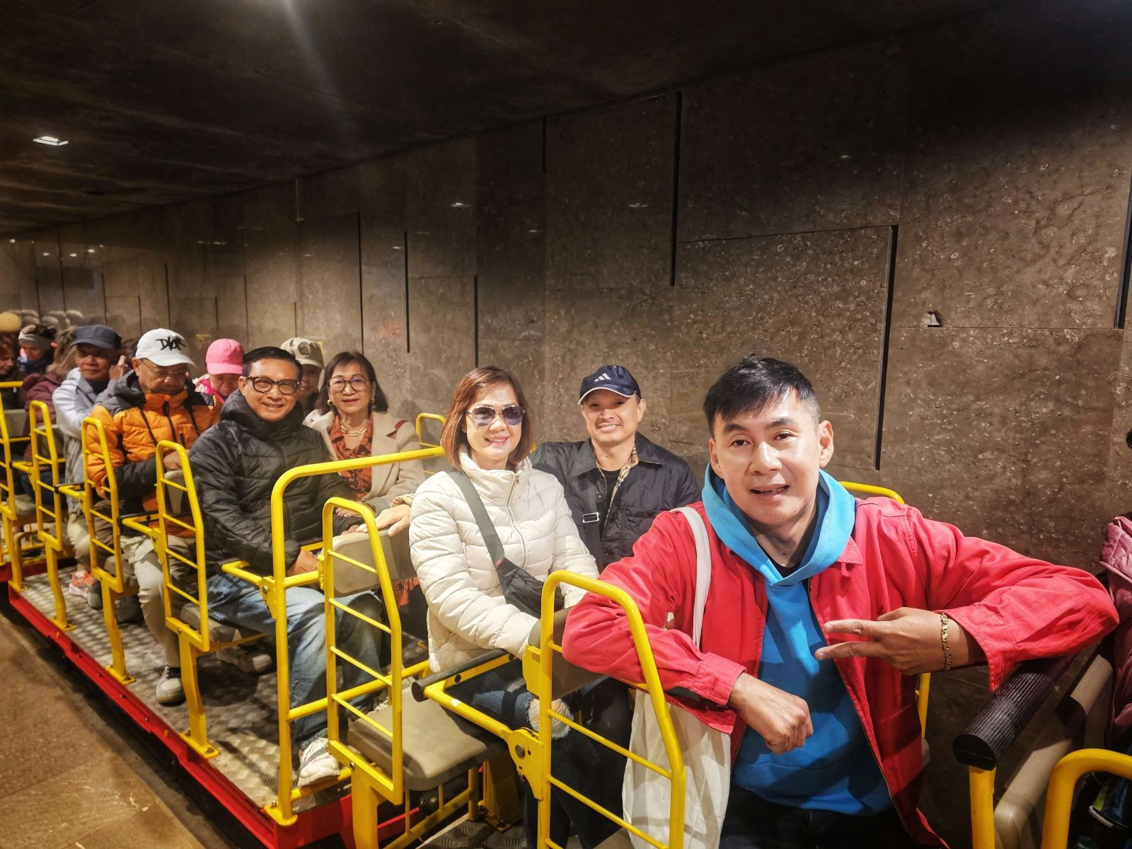 Phương tiện di chuyển ở Sri Lanka chủ yếu là xe tuk tuk (xe lam 3 bánh chở được 3 người), không có taxi. Giá vé cứ đi 10km là tương đương 10 ngàn VNĐ vì giá xăng 95 lúc đó chỉ có 14 ngàn đồng/1 lít trước khi hết xăng như tình hình hiện tại.