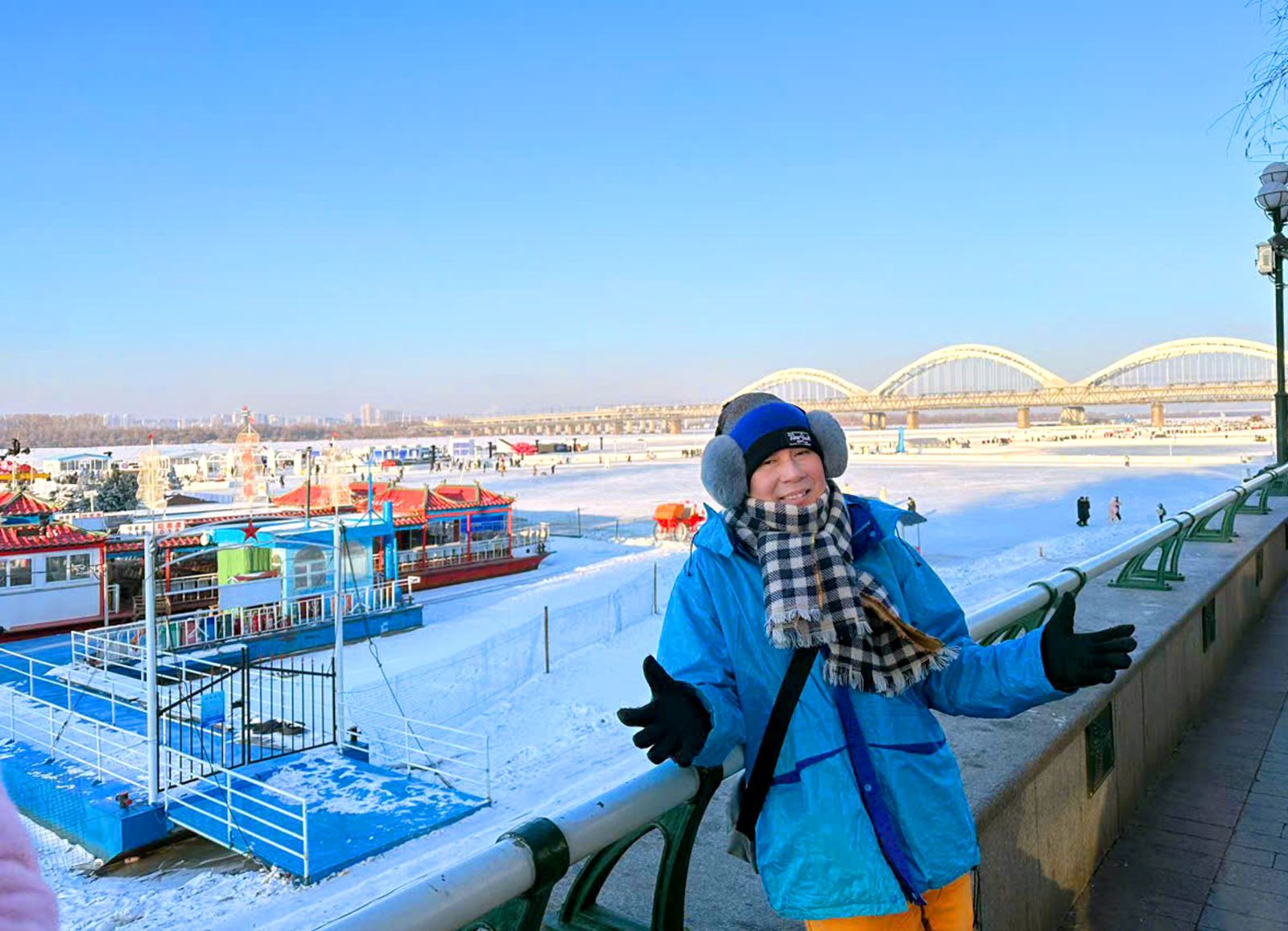 Đi chùa vào dịp cuối tuần cùng với gia đình để cầu nguyện và dâng hoa sen cúng Phật là 1 nét văn hóa thật đẹp của người dân nơi đây và khách thập phương.