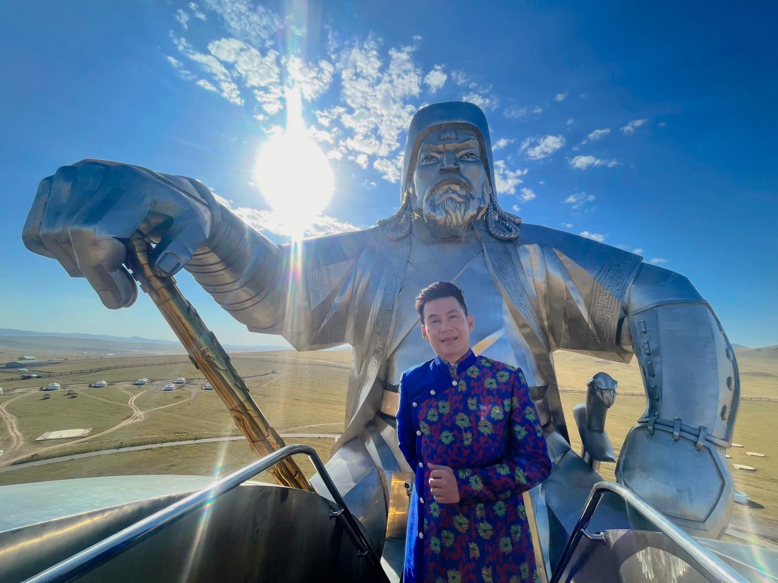 Dự án đưa 100 áo dài Việt Nam vươn ra thế giới của blogger du lịch Việt