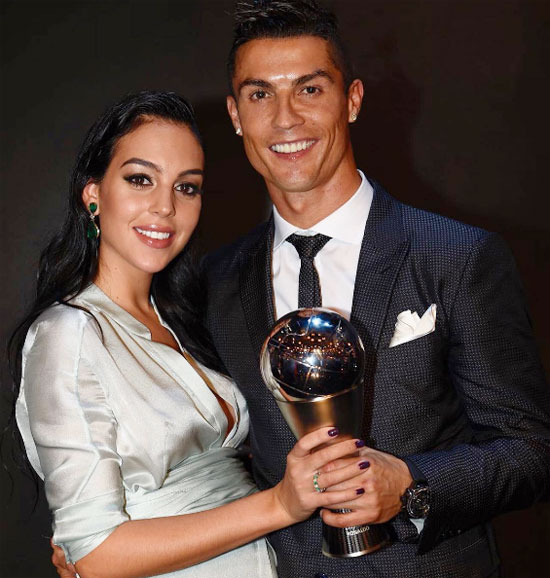 C. Ronaldo livestream tiết lộ tên con gái sắp chào đời