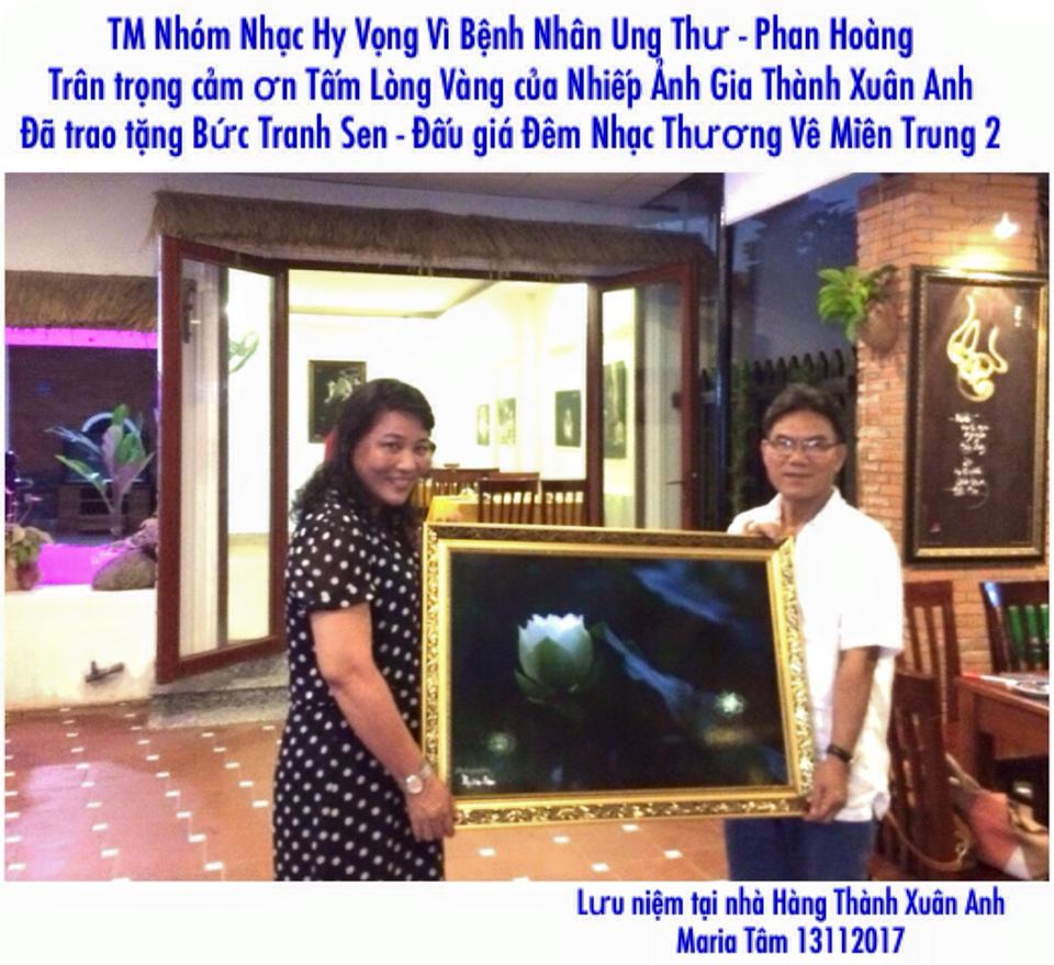 Nhiếp ảnh Nguyễn Thành Xuân trao tặng tranh cho nhóm nhạc Hy Vọng