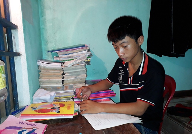 Khó khăn dồn dập, nam sinh nghèo học giỏi có nguy cơ bỏ học
