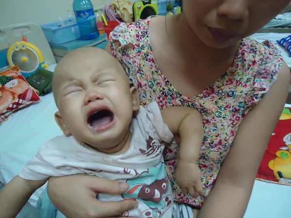 Trao hơn 42 triệu bạn đọc giúp đỡ bé Hoàng Minh Anh mắc bệnh ung thư võng mạc