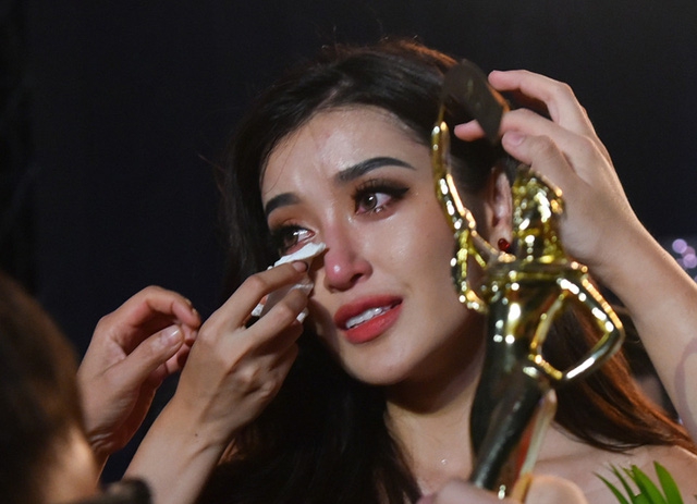 Khóc, cười với… Hoa hậu!