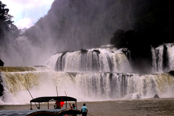 Vẻ đẹp khó cưỡng của Thác Bản Giốc ngày nước đổ