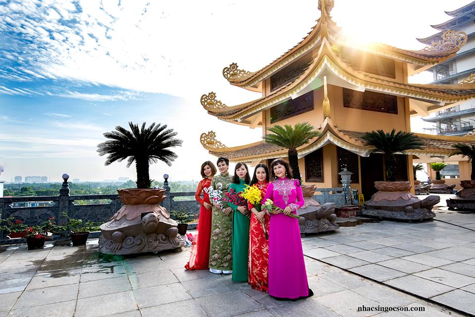 Nữ doanh nhân Miss Sài Gòn dịu dàng khoe sắc xuân