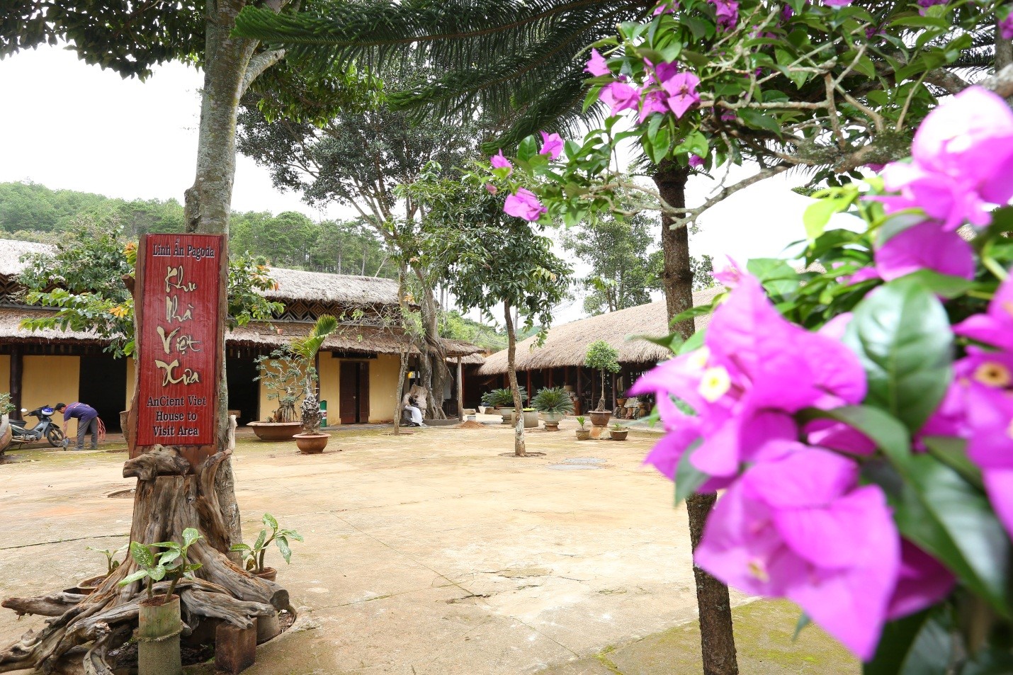 Khám phá sắc màu dân tộc trong khu Nhà Việt xưa tại chùa Linh Ẩn