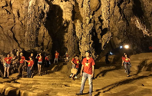 Không lối đi, du khách đi bộ trên nền măng đá trong động Ngườm Ngao