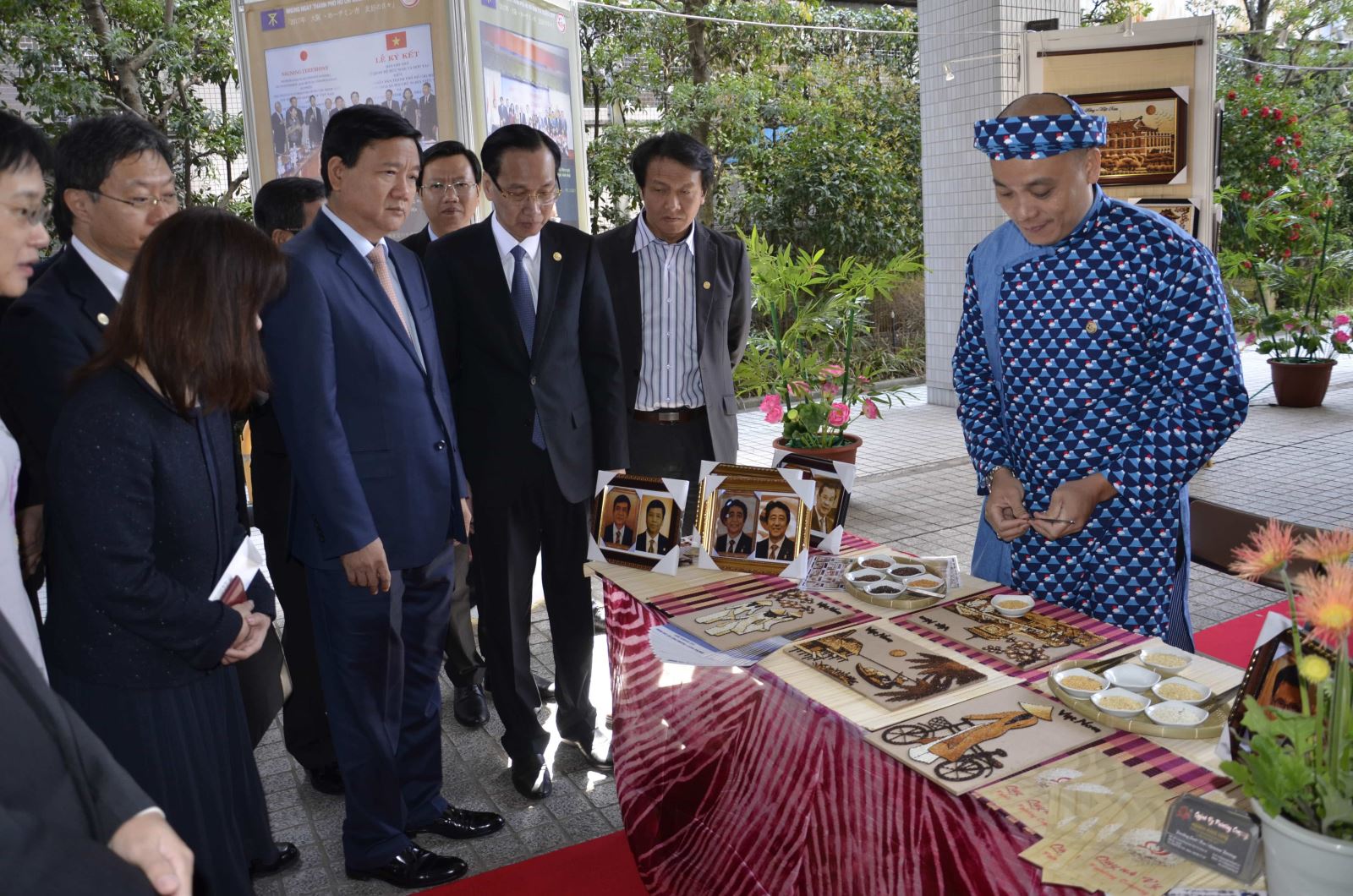 Tranh gạo Quỳnh Vy tham gia triển lãm nghệ thuật ''Những ngày Tp.HCM tại Osaka 2017''