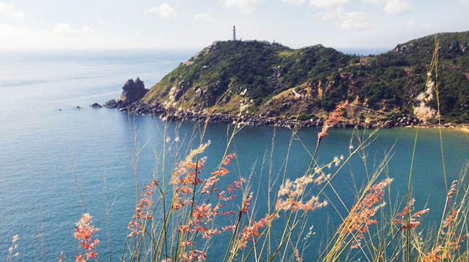 Mũi Điện- Tấm lưng rùa khổng lồ ẩn hiện giữa trời xanh