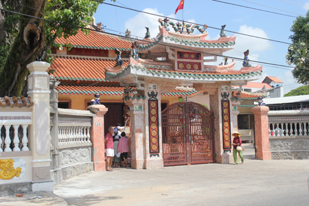 Tham quan chiêm bái đền thờ Nguyễn Trung Trực