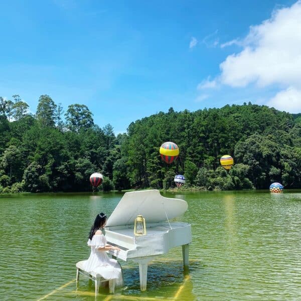 Ghé qua Hoa Sơn Điền Trang  Hoa Sơn Điền Trang nằm ở Tiểu khu 159, Phường 5 trên đèo Tà Nung. Hoa Sơn Điền Trang nằm trong thung lũng nên bạn có thể tha hồ khám phá và checkin các cảnh đẹp tuyệt vời. Tại Hoa Sơn Điền Trang - Tà Nùng có hững tiêu cảnh được thiết kế dành riêng cho các bạn trẻ như: Tay Phật làm từ các sợi dây cổ thụ và thiết kế hướng về phía thung lũng.  Lạc Tiên Giới 1 Góc Thần Tiên lạc giữa Tà Nùng  Điểm du lịch Lạc Tiên Giới tọa lạc tại số 1/3 Đường Lâm Sinh, Phường 5, khá gần trung tâm thành phố. Đã đi qua dùng đường Tà Nùng từ Đà Lạt thì bạn phải ghé vào đây nha. Đúng như tên gọi Lạc Tiên Giới, nơi đây được thiết kế với đẹp như xứ sở thần tiên như hồ nước bình yên, với khinh khí cầu bay bay trên mặt nước và xa xa là những căn nhà gỗ nằm len mình giữa rừng thông xanh.  Nếu ai đã xem bài hit của cá sĩ Thủy Tiên thì sẽ thấy cảnh chiếc Piano trên mặt nước, được quay tại đây. 