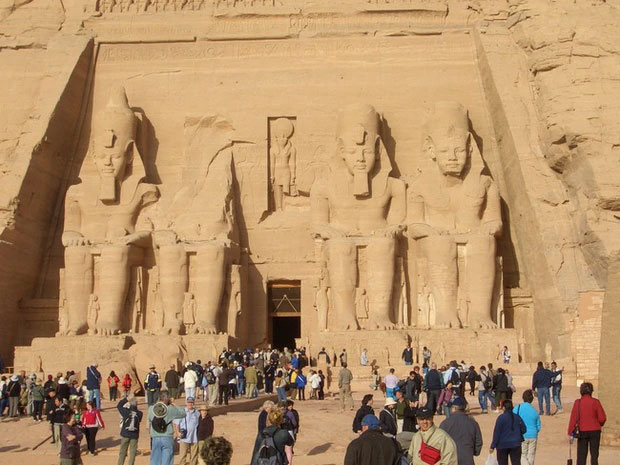 Abu Simbel nằm ở Abu Simbel - một ngôi làng nhỏ của Aswan ở Thượng Ai Cập