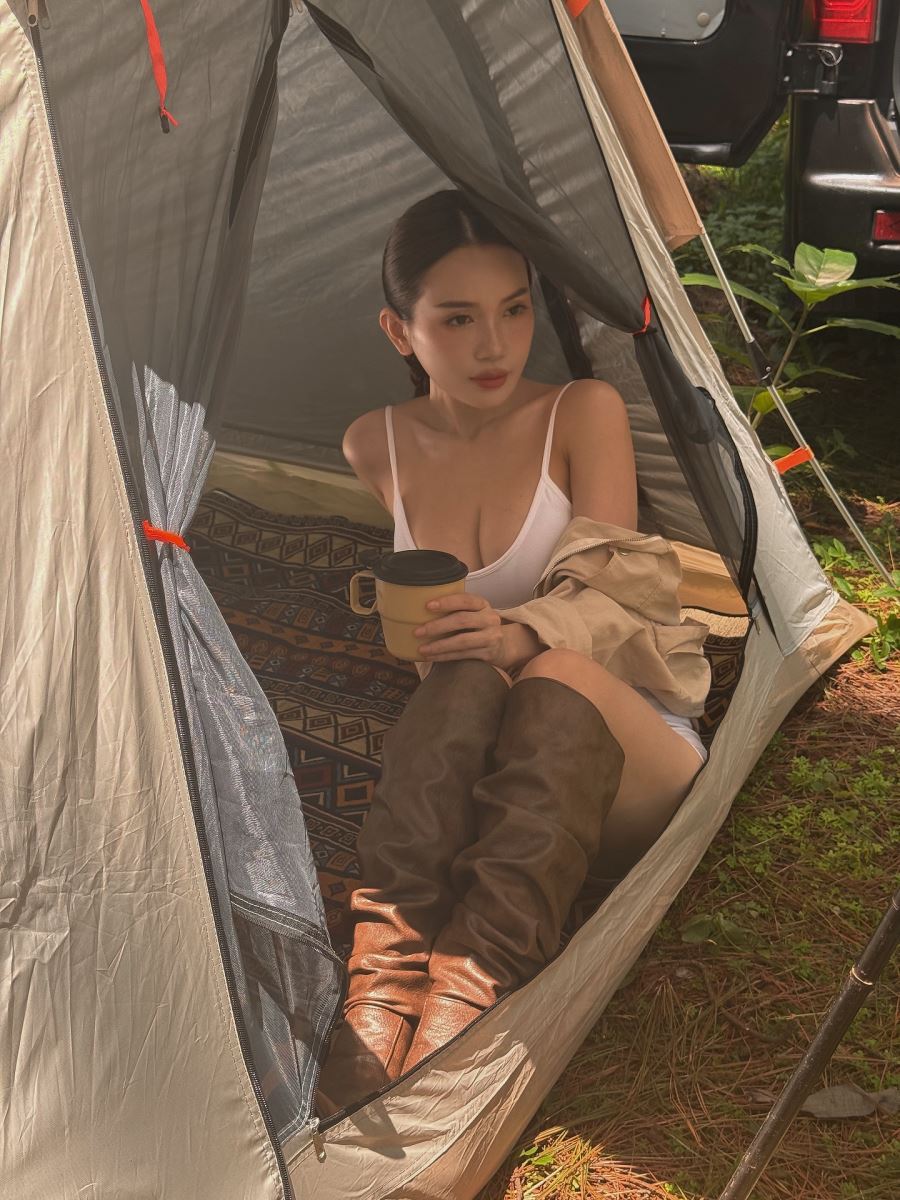 Bộ ảnh Sĩ Thanh mặc đồ bó sát - gợi cảm trong rừng làm tan cháy Fan