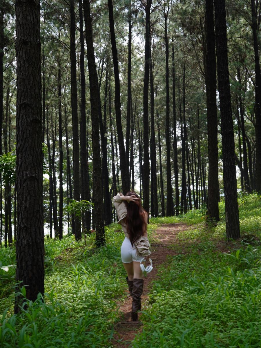 Bộ ảnh Sĩ Thanh mặc đồ bó sát - gợi cảm trong rừng làm tan cháy Fan