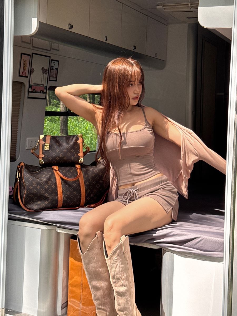 Bộ ảnh Sĩ Thanh mặc đồ bó sát - gợi cảm trong rừng làm tan cháy Fan