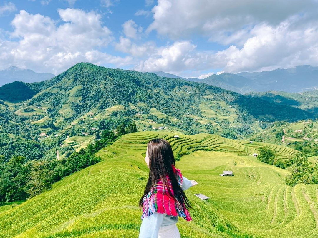 Nhóm bạn trẻ khám phá mùa vàng Tây Bắc