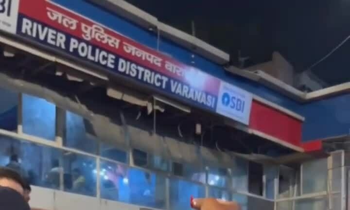 Á hậu Thủy Tiên cầu an trên sông Hằng