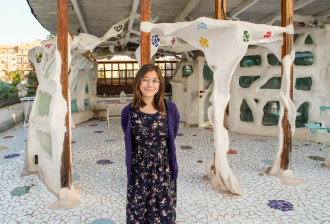 Joey mang theo một chiếc váy maxi để mặc trong những dịp sang trọng, lịch sự. Nhưng chiếc váy quá dài, chiếm nhiều diện tích trong balo hơn và nó cũng không phát huy được hết công dụng thời trang. Đây sẽ là món tiếp theo, nữ du khách Mỹ sẽ để ở nhà khi đi du lịch lần sau. Thay vào đó, cô sẽ mang theo áo sơ mi và quần short để năng động và tiết kiệm không gian chứa đồ hơn.