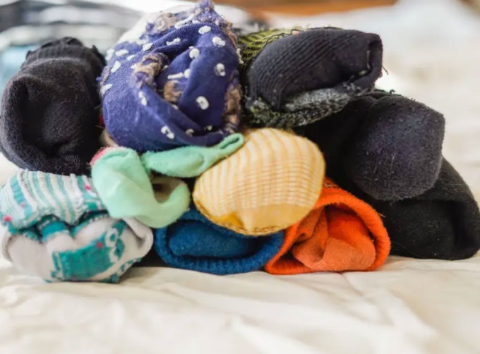 Joey mang 10 đôi tất cho chuyến đi 13 ngày. Cô ở hai đêm tại một khách sạn, và nhận ra có quá nhiều thời gian để giặt sạch tất và phơi khô. Do đó, Joey cho rằng chỉ cần mang 6 đôi là đủ.