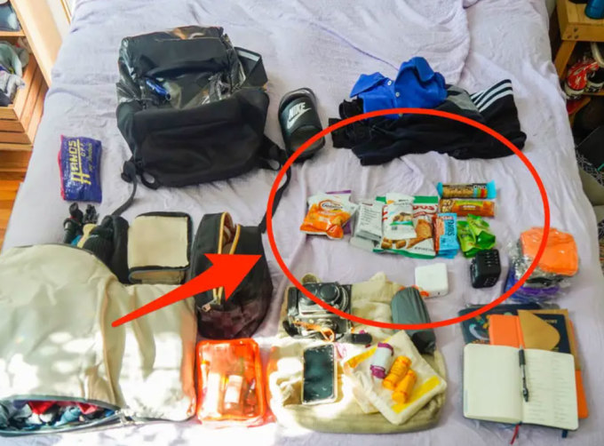 Bên cạnh đó, cô cũng giới thiệu về những món đồ được đánh giá là hữu ích cho chuyến đi lần này. Một trong số đó là đồ ăn vặt. Nó đem lại sự tiện lợi cho nữ du khách, và cũng giúp cô tiết kiệm tiền vì chi phí tại châu Âu đắt đỏ.