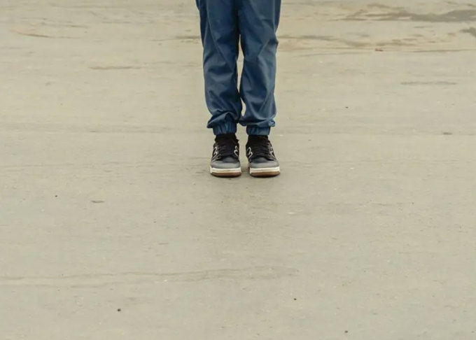 Giày là món đồ chiếm nhiều diện tích trong túi đựng hành lý. Do đó trong suốt chuyến đi, cô chỉ mang theo một đôi giày thể thao màu đen, chuyên dành cho đi bộ. Đôi giày này giúp cô đi lại thoải mái, không bị đau chân. Bên cạnh đó, Joey mang theo một đôi dép lê bằng nhựa để dùng đi trong nhà tắm của khách sạn. Joey không thích tiếp xúc chân trần trên nền gạch ở nơi xa lạ. Vì vậy việc đi dép trong phòng khiến cô cảm thấy giữ vệ sinh hơn.