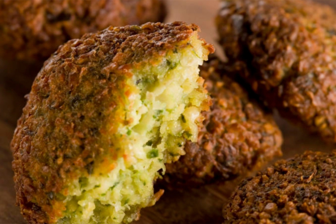 Palestine là quốc gia Tây Á, nằm giữa Địa Trung Hải và sông Jordan - khu vực thường được người Hồi giáo và Kito Giáo dùng từ Đất thánh mỗi khi nhắc đến. Dưới đây là gợi ý từ Taste Atlas, website được mệnh danh là bản đồ ẩm thực thế giới, về 10 món ăn nổi tiếng du khách nên thử khi ghé thăm.FalafelCòn được biết đến với tên gọi khác là chả đậu gà, món ăn làm từ đậu xanh nghiền nhuyễn, trộn đều gia vị và rau mùi tây, thìa là, hành tây, rồi chiên giòn. Đây là món ăn vặt thường được bày bán trên đường phố, hoặc trong các bữa ăn gia đình. Ở phiên bản sang chảnh hơn, tức phục vụ trong các nhà hàng, món ăn được ăn cùng bánh mì lafa (mỏng, dẹt), dưa chua, và phủ lên trên tất cả là một lớp sốt truyền thống hoặc sốt sữa chua có hương tỏi. Ảnh: My Jewish learning