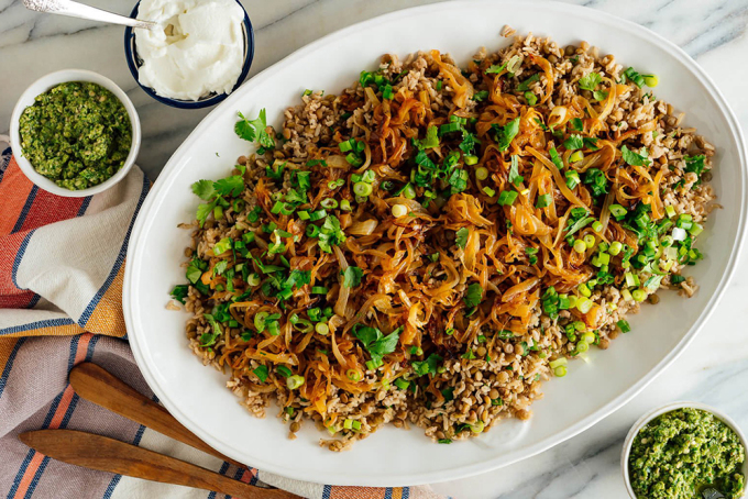 MujaddaraĐây là món cơm truyền thống của vùng Levantine (gồm nhiều quốc gia ngoại trừ Palesinte như Isreale, Jordan, Liban, Sirya...). Nó là sự kết hợp của đậu lăng và cơm, hành tây xào trong dầu oliu, ăn cùng salad tươi, sữa chua không đường hoặc có vị tỏi, bánh mì dẹt. Ảnh: Cookie and Kate