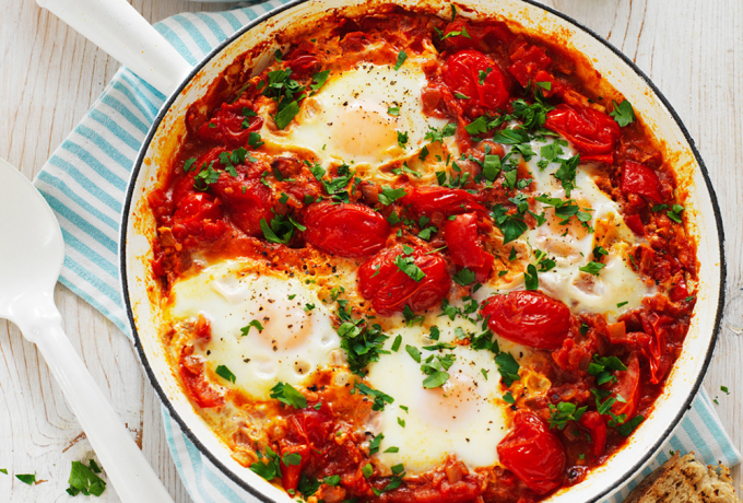 Shakshouka Đây là món kết hợp giữa vị ngậy của trứng lòng đào trong nước sốt cà chua cay. Món ăn được đánh giá là đơn giản, dễ làm, thường được đựng trong một chảo lớn nông lòng có thêm hành tây, cà chua và thêm gia vị vừa miệng. Ngoài ra, người dân cũng thường thêm xúc xích vào để ăn cùng. Ảnh: My food book