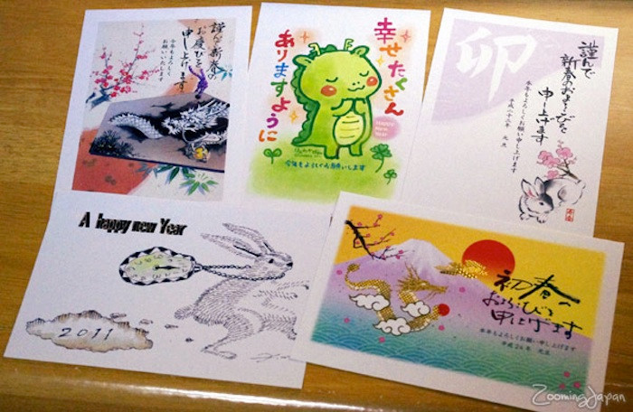  Người đi chúc Tết sẽ ghi địa chỉ vào cuốn sổ, mang ý nghĩa là đã đến thăm nhà.