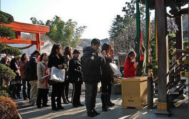 Đối với người Nhật, xuất hành đầu năm là một việc trong đại. Họ thường ưu tiên đi lễ chùa cầu may.