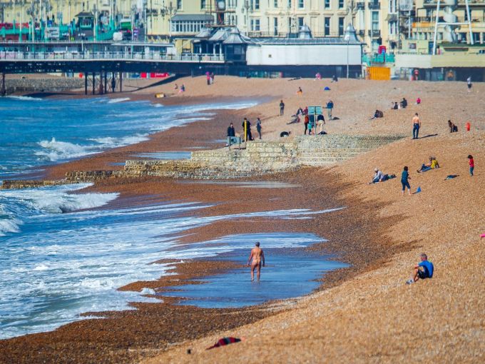 Những bãi tắm khỏa thân nổi tiếng châu Âu - 8