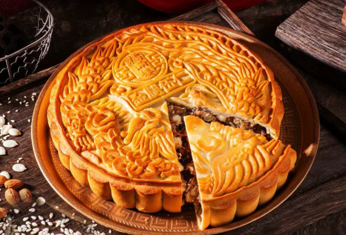 Bánh Trung thu khổng lồ nặng từ 1 kg - 7kg.