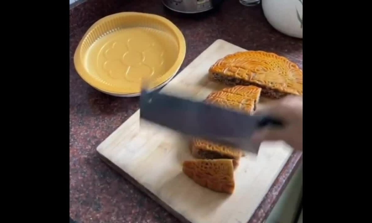 Bánh Trung thu một kg phải cắt như chặt gà