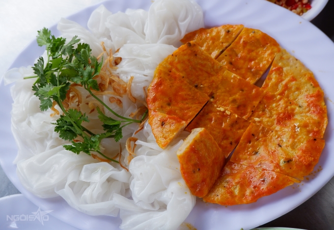 Bánh ướt ăn kèm chả tôm.