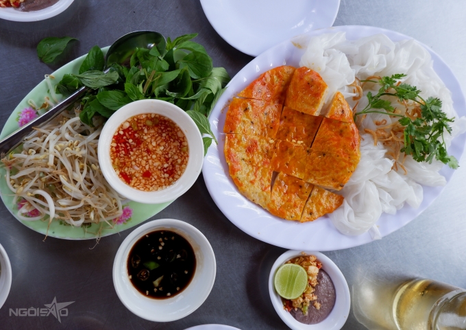 Set bánh ướt chả tôm đầy đủ.