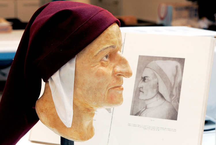 Dante Alighieri (1265-1321) là một thiên tài, một nhà thơ lớn, nhà thần học người Italia.