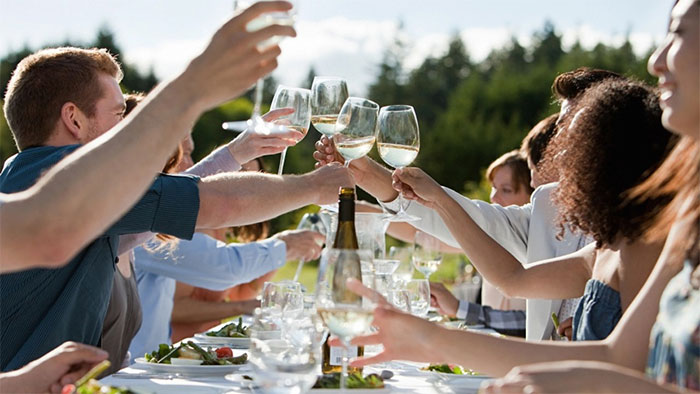 Tham gia tiệc tùng nhiều trong những ngày nghỉ lễ có thể khiến bạn dễ bị đầy hơi