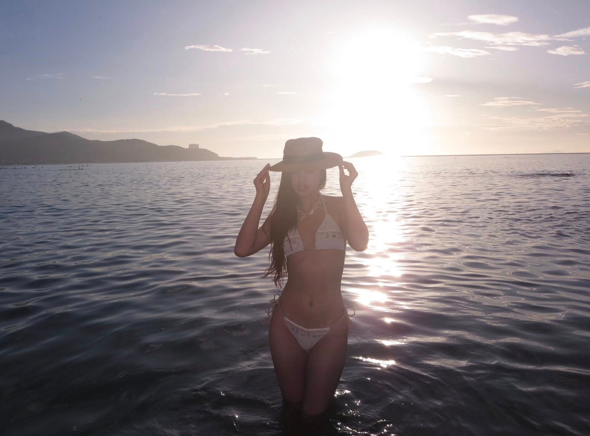 Mới đây, cô nàng vừa đăng tải loạt ảnh diện bikini phô diễn trọn vẹn vóc dáng chuẩn không cần chỉnh cùng thần thái cuốn hút, đẳng cấp. (Ảnh: FBNV)