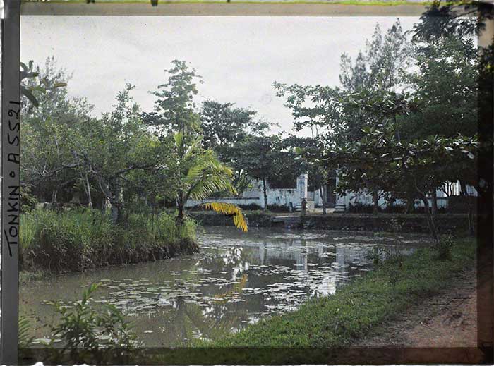 Trong khuôn viên lăng Hoàng Cao Khải.