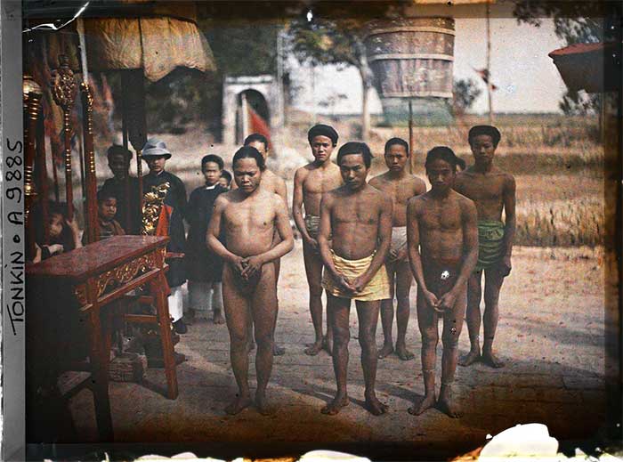 Các đô vật làm lễ tôn vinh Thành Hoàng trước khi giao đấu với nhau