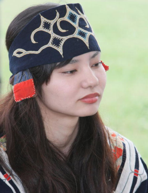 Phụ nữ tộc Ainu ngày nay.