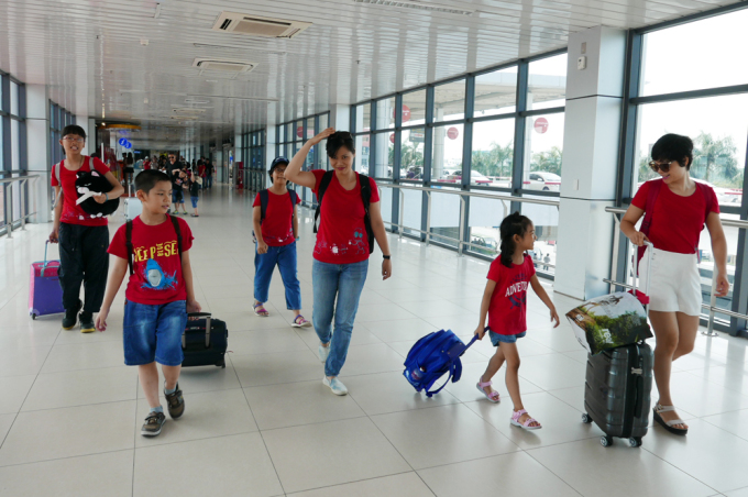 Nên để cho con mỗi người có một vali riêng.