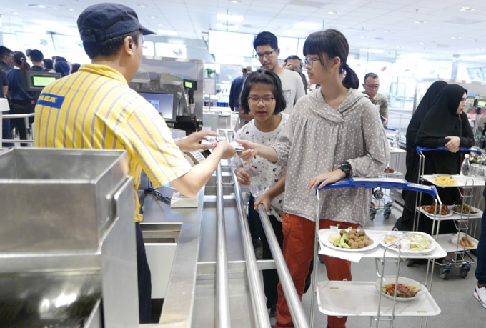 Rèn cho con kỹ năng tự phục vụ bản thân sẽ giúp con thoải mái khi đi du lịch.