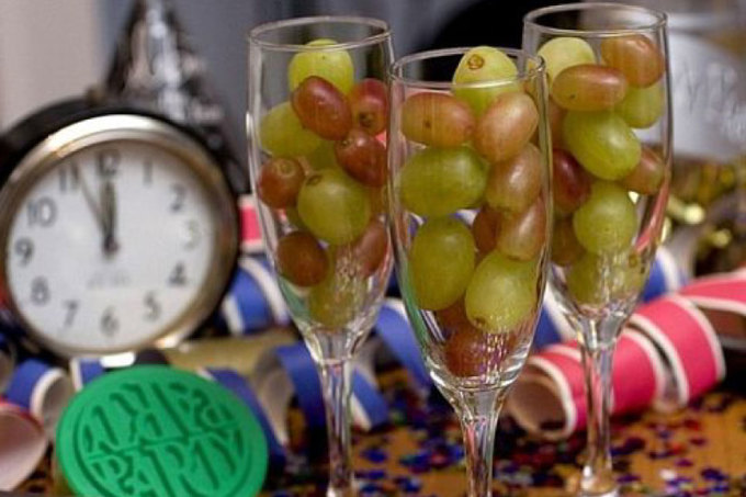 Tại Tây Ban Nha, người dân có thói quen ăn 12 quả nho khi chuông đồng hồ điểm lúc giao thừa. Mỗi tiếng chuông, người dân sẽ ăn một quả nho. Mỗi quả tượng trưng cho một tháng may mắn. Trong lúc ăn, người dân cũng cầu nguyện và tin rằng, lời cầu nguyện của họ sẽ thành hiện thực. Ảnh: Sweet Gift