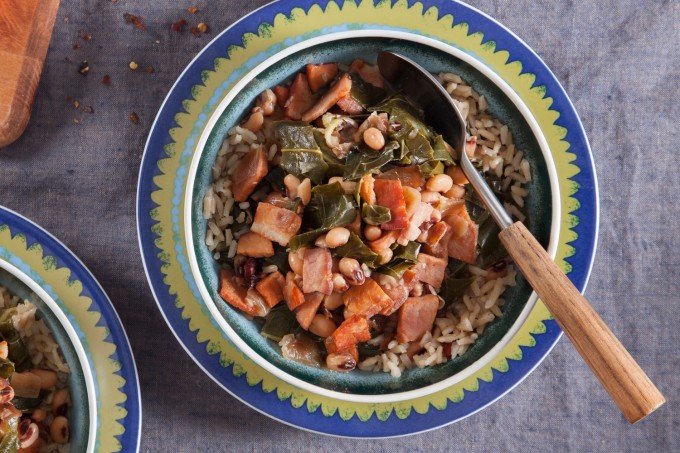 Cũng liên quan đến món ăn may mắn trong năm mới, người dân ở miền nam nước Mỹ thường ăn món đậu mắt đen, thịt lợn hun khói, bắp cải xanh và cơm. Người dân tin rằng, khi ăn món này, họ sẽ gặp may mắn, thịnh vượng và bình an suốt năm. Ảnh: E Meals